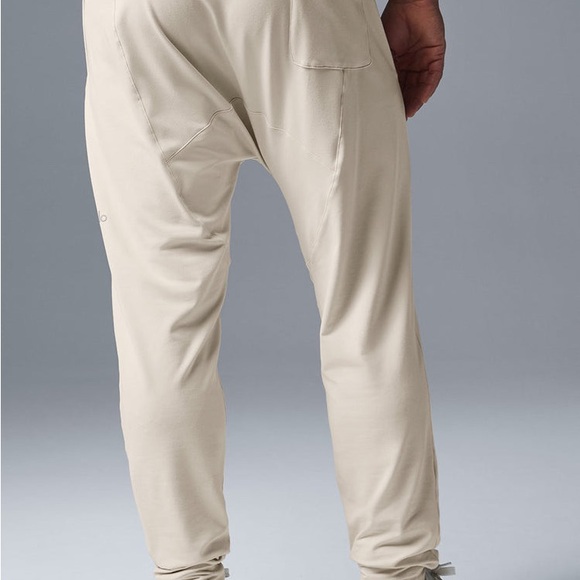 ALO Conquer Revitalize Pant - Picture 2 of 9